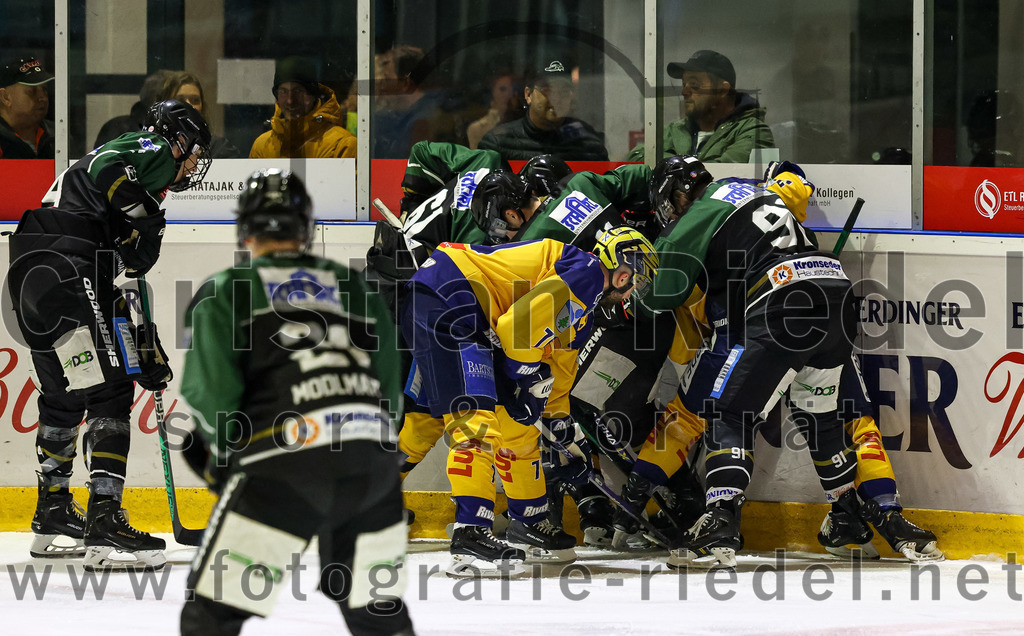 2022-10-30_040_TSV_Erding_gegen_ESC_Riverrats_Geretsried | Erding, Deutschland, 30.10.2022:
Eishockey, Bayernliga 2022 / 2023, 9. Spieltag, TSV Erding gegen ESC Riverrats Geretsried, Endergebnis: 3:5

Roni Rukajärvi (Erding Gladiators, #61), Ondrej Horváth (ESC Riverrats Geretsried, #70), Rudolf Lorenz (Erding Gladiators, #91)

Foto: Christian Riedel / fotografie-riedel.net