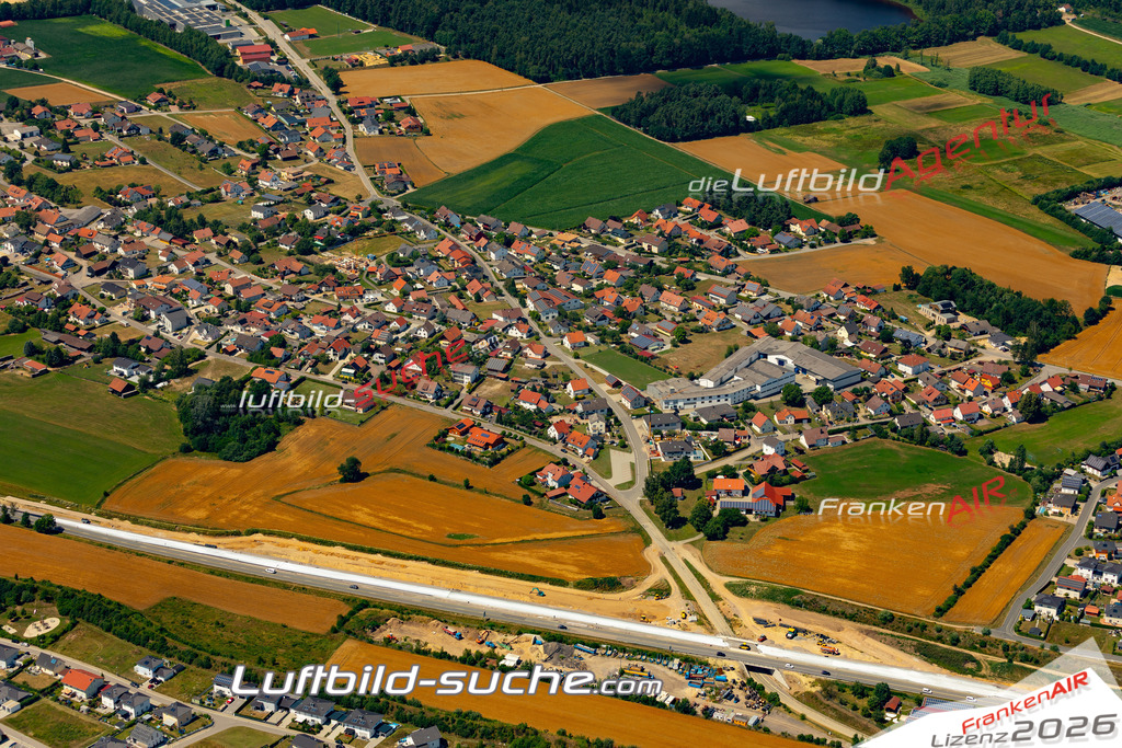 Die Luftaufnahme Mitterkreith - Roding wurde 2022 vom Flugzeug aus (keine Drohne) erstellt. Hohe Auflösung -für große Poster und Wandbilder geeignet - Garantiert!