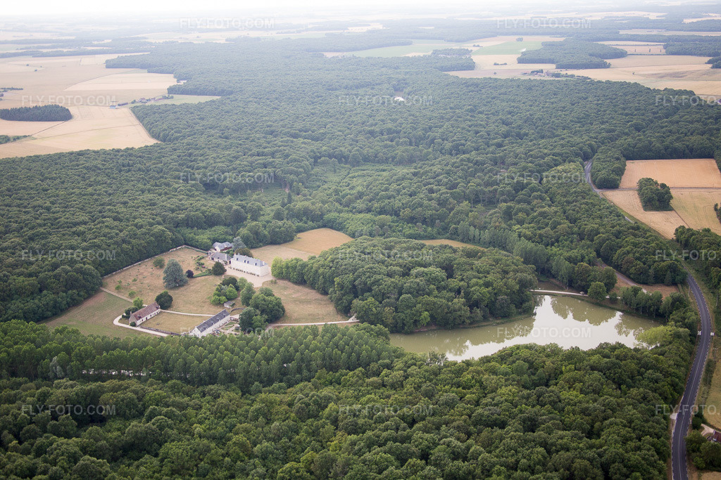 Aerial view: Castle complex of the castle in Autreche in Montreuil-en-Touraine in the state Indre et Loire, France. – Photo: IMG_082283.jpg taken on 06/20/2015 by Werner Riehm/FLY-FOTO.com – Resolution of the original: 5472 x 3648 px
