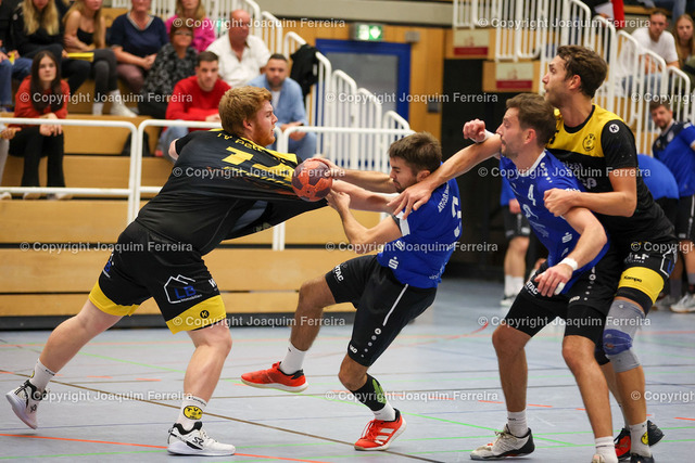 msghab_03259 | despor 2022.10.23 HB Männer Oberliga MSG Umstadt/Habitzheim - TV Petterweil  emspor, emonline, despor,  v.l.,  Luca Kemper (MSG Umstadt/Habitzheim) und Robin Drews (MSG Umstadt/Habitzheim) haben es schwer gegen die Abwehr durch zu komenn 
 - Realisiert mit Pictrs.com