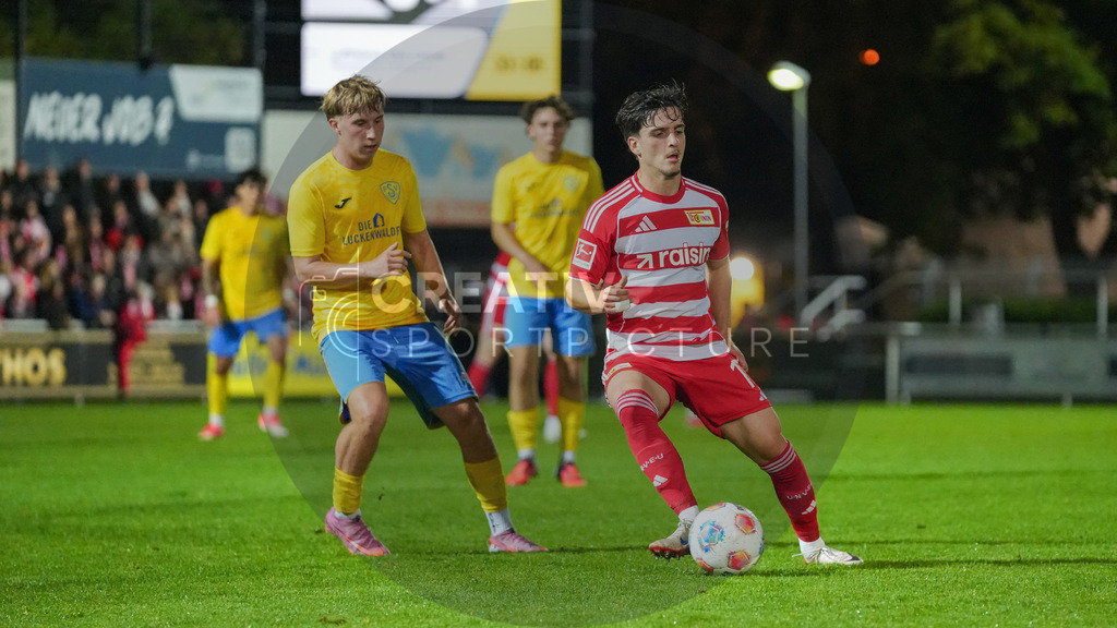 Fußball, Herren, Saison 2025/2026, Testspiel, Freundschaftsspiel, FSV 63 Luckenwalde vs. 1.FC Union Berlin, Mittwoch 08.10.2025, Werner-Seelenbinder-Stadion Luckenwalde, | Fußball, Herren, Saison 2025/2026, Testspiel, Freundschaftsspiel, FSV 63 Luckenwalde vs. 1.FC Union Berlin, Mittwoch 08.10.2025, Werner-Seelenbinder-Stadion Luckenwalde, Im Bild: Fritz Schröder (l. Luckenwalde) und David Preu (r. Union) - Realisiert mit Pictrs.com