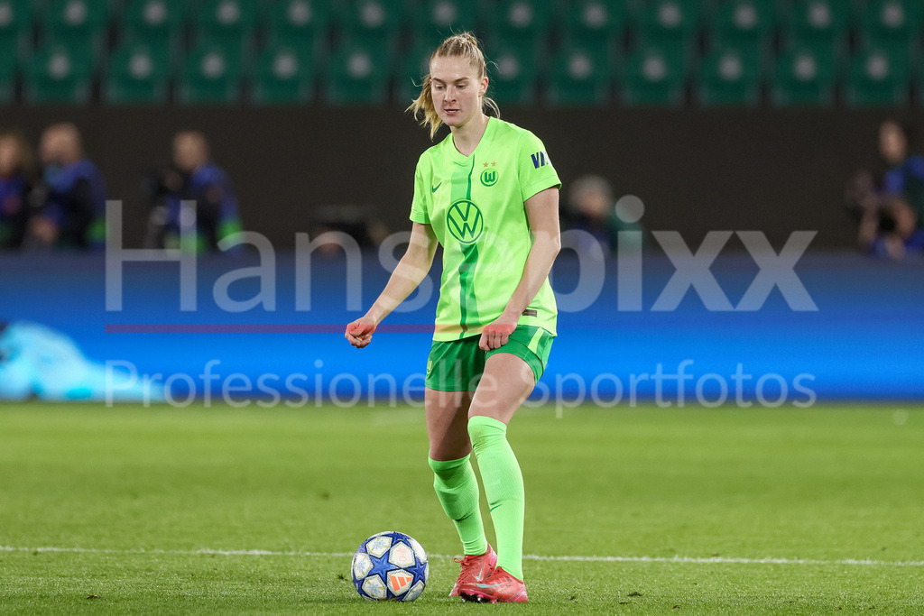 Fussball, UEFA Womens Champions League, VfL Wolfsburg - FC Barcelona | v.li.: Janina Minge (VfL Wolfsburg, 6) am Ball, Freisteller, Einzelbild, Ganzkörper, Aktion, Action, Spielszene