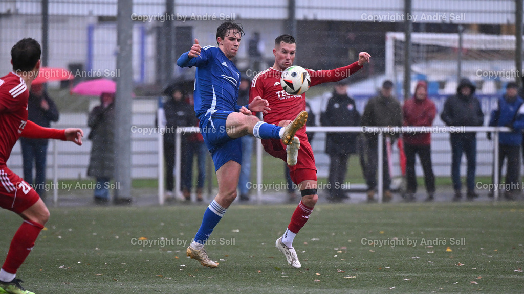 TuS Rotenhof vs SpVg. Eidertal Molfsee | Justin Engemann (Rotenhof #66) / Marvin Blümke (Molfsee #16) // Fußball-Oberliga Männer 2024/2025 / TuS Rotenhof vs SpVg. Eidertal Molfsee / Kunstrasenplatz TuS Rotenhof / Rendsburg, Fockbeker Chaussee 241 / 07.12.24 - Realisiert mit Pictrs.com