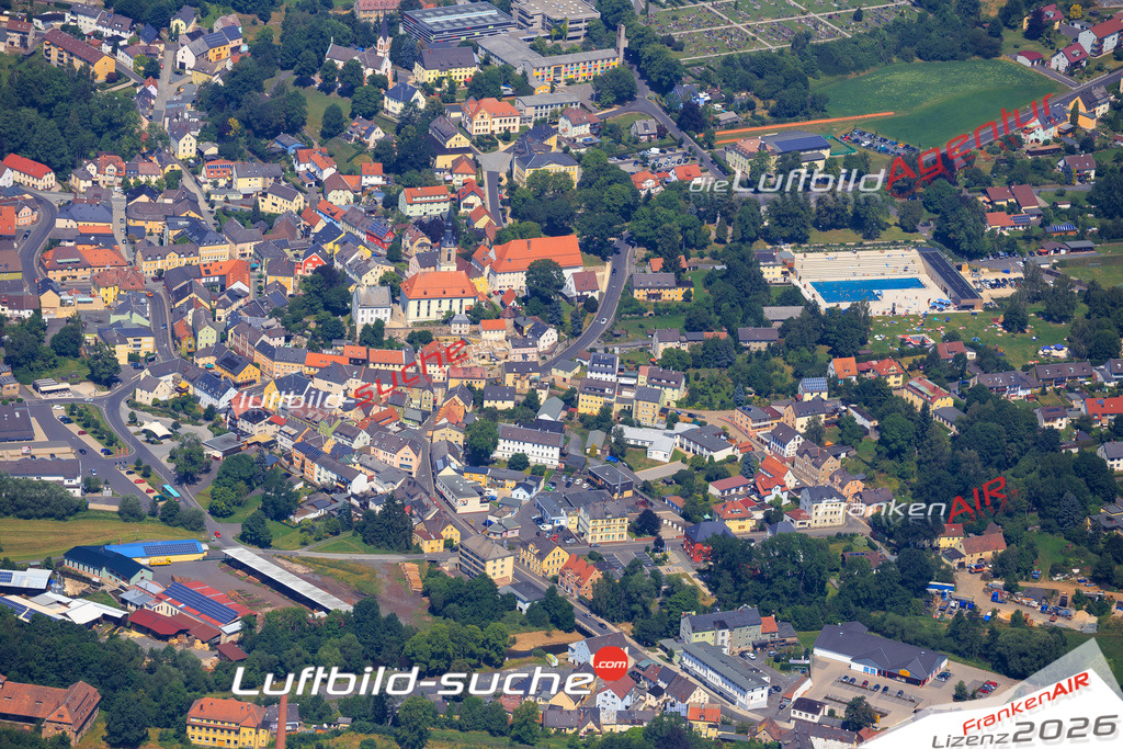 Die Luftaufnahme der Stadt Arzberg wurde vom UL-Flugzeug heraus erstellt ( keine Drohne )- hohe Auflösung für beste Qualität