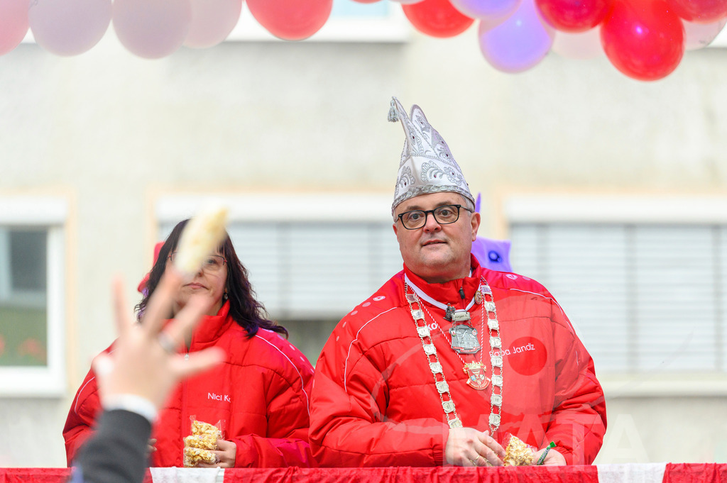 _DWA2463 | Trotz Nieselregen schlängelte sich der „Gaudiwurm“ am Sonntag durch die Nürnberger Innenstadt an tausenden Faschingsfans vorbei.  Nürnberg, 11.02.2024 - Realisiert mit Pictrs.com
