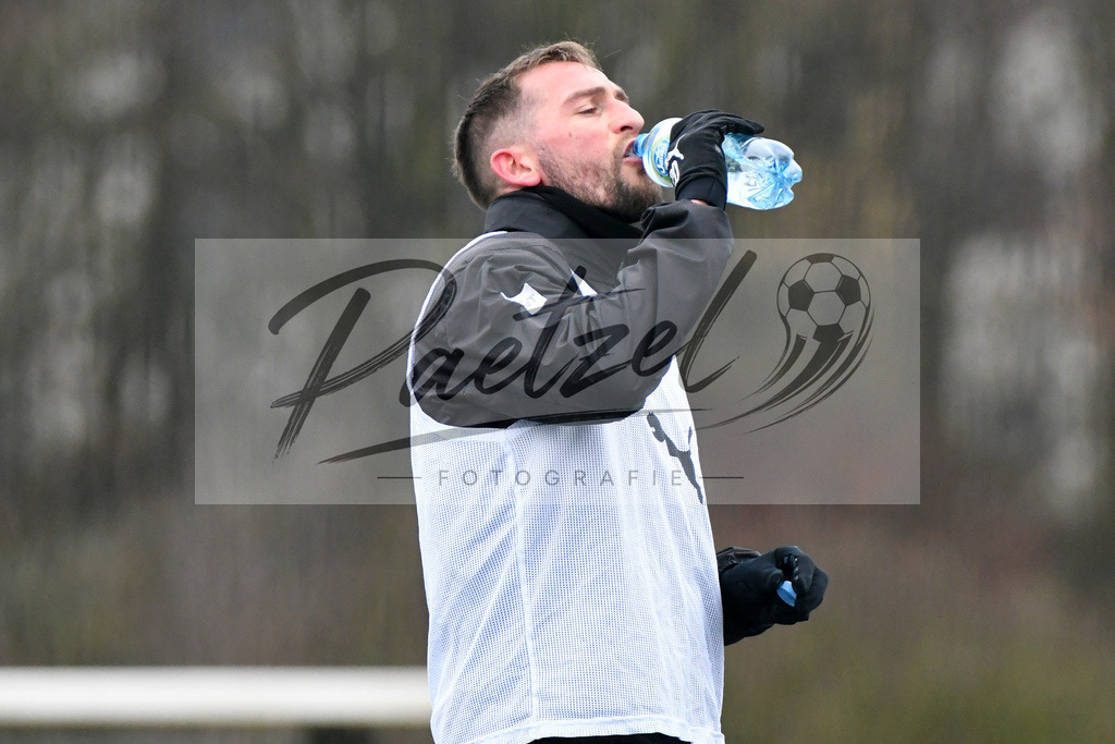 20200226_TRAOSN_0072 | Fussball, Herren: Marc Heider (VfL Osnabrueck) schaut waehrend der Trainingseinheit des VfL Osnabrueck im Sportpark Illoshoehe am 26.02.2020 in Osnabrueck, Deutschland. - Realisiert mit Pictrs.com
