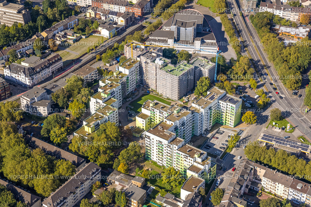 Duisburg241004413 | Luftbild, Theater am Marientor, Hochhaus Wohngebiet Heerstraße mit Baustelle und Renovierung, verhüllte Hausfassaden, Dellviertel, Duisburg, Ruhrgebiet, Nordrhein-Westfalen, Deutschland