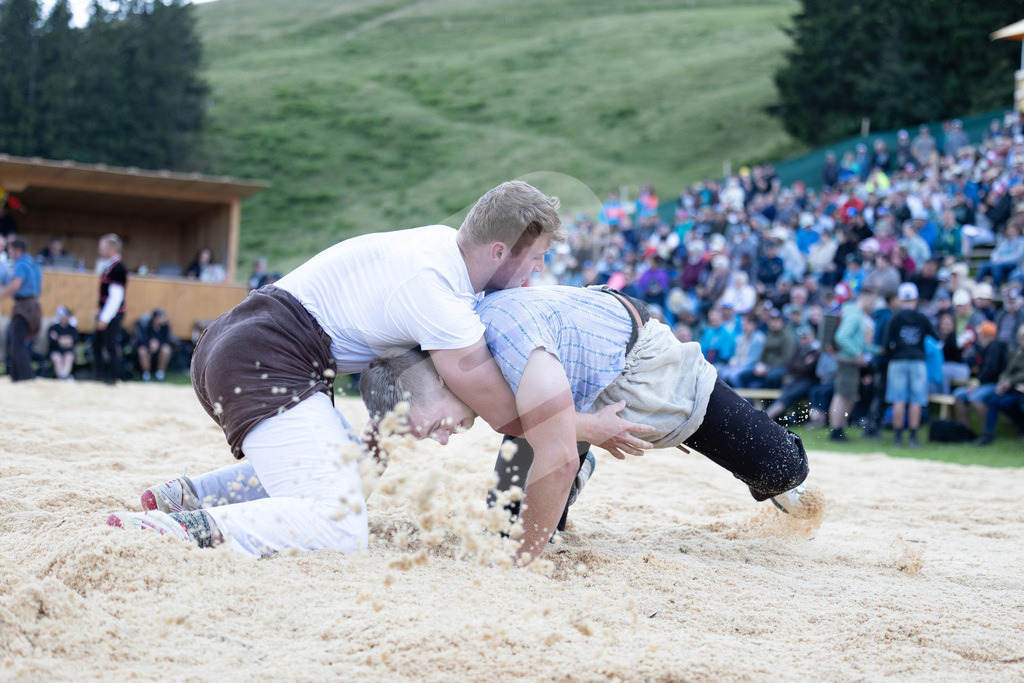 Rigi2025_0096 | Die Schwinger des Schwyzer Kantonalen Schwingerverbandes: Fotos, die Dynamik und Leidenschaft festhalten, sowie emotionale Momente aus dem traditionellen Schwingsport zeigen. - Realisiert mit Pictrs.com