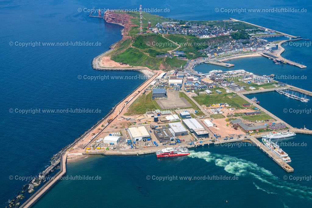 Helgoland_ELS_7013250622 | HELGOLAND 25.06.2022 Die Insel Helgoland in der Nordsee mit dem Hafengelände auf Helgoland im Bundesland Schleswig-Holstein. // The island of Helgoland in the North Sea to the port area on Helgoland in Schleswig-Holstein. Foto: Martin Elsen