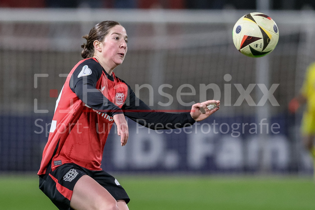 Fussball, DFB-Pokal Frauen, Bayer 04 Leverkusen - SV Werder Bremen | v.li.: Ruby Grant (Bayer 04 Leverkusen, 22) am Ball, Einzelbild, Ganzkörper, Aktion, Action, Spielszene, Portrait, Nahaufnahme, Einzelfoto, Einzelbild, DIE DFB-RICHTLINIEN UNTERSAGEN JEGLICHE NUTZUNG VON FOTOS ALS SEQUENZBILDER UND/ODER VIDEOÄHNLICHE FOTOSTRECKEN. DFB REGULATIONS PROHIBIT ANY USE OF PHOTOGRAPHS AS IMAGE SEQUENCES AND/OR QUASI-VIDEO.