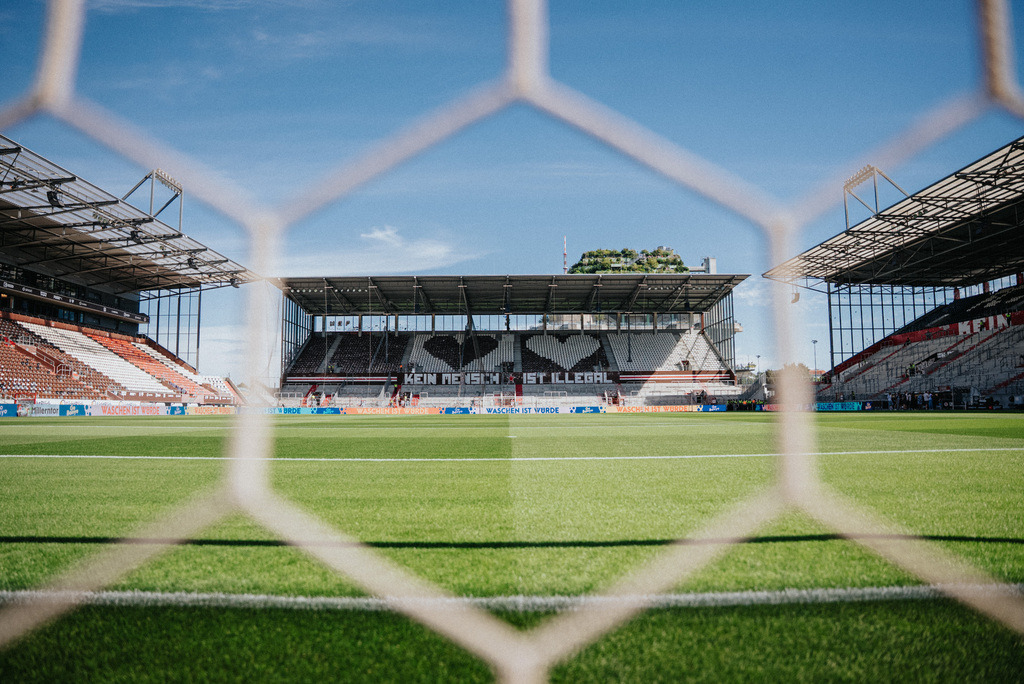 FCSP_YD-9225 | Der offizielle Shop für FC St. Pauli Fotos. Wähle aus Spielszenen & Fanmomenten dein FCSP Wunschformat. Wir liefern Millerntor-Atmosphäre.