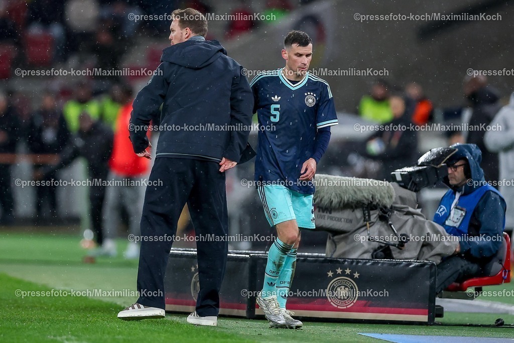 DFB30032600077 | 30.03.2026, Fußball, Länderspiel, Deutschland - Ghana, MHP-Arena (Stuttgart), Saison 2025 2026: Pascal Groß (GER #05)  neben Nationaltrainer Julian Nagelsmann (GER Bundestrainer) bei der Auswechslung DFB regulations prohibit any use of photographs as image sequences and or quasi-video.