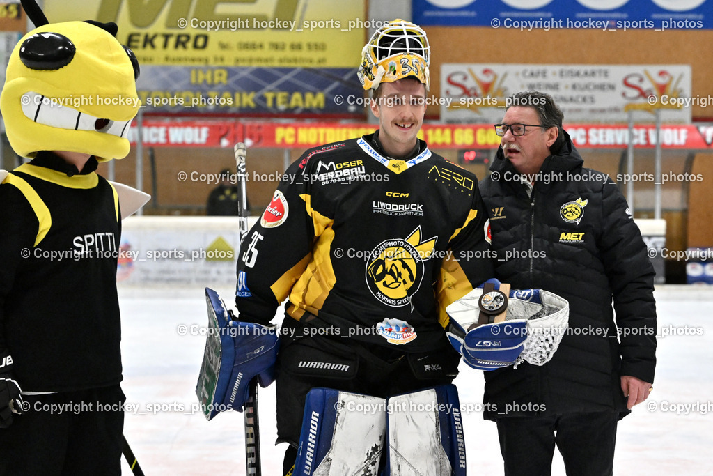 EC MET PHOTOVOLTAIK HORNETS SPITTAL vs. EV ZELTWEG MURTAL LIONS | Spitti Maskottchen EC Hornets Spittal, #35 Egger Luca EC Hornets Spittal, Obmann EC Hornets Spittal Ludwig Zauchner, EC MET PHOTOVOLTAIK HORNETS SPITTAL vs. EV ZELTWEG MURTAL LIONS, EC MET PHOTOVOLTAIK HORNETS SPITTAL vs. EV ZELTWEG MURTAL LIONS am 08.02.2026 in Spittal an der Drau (Eissportzentrum Spittal), Austria, (Photo by Bernd Stefan)
