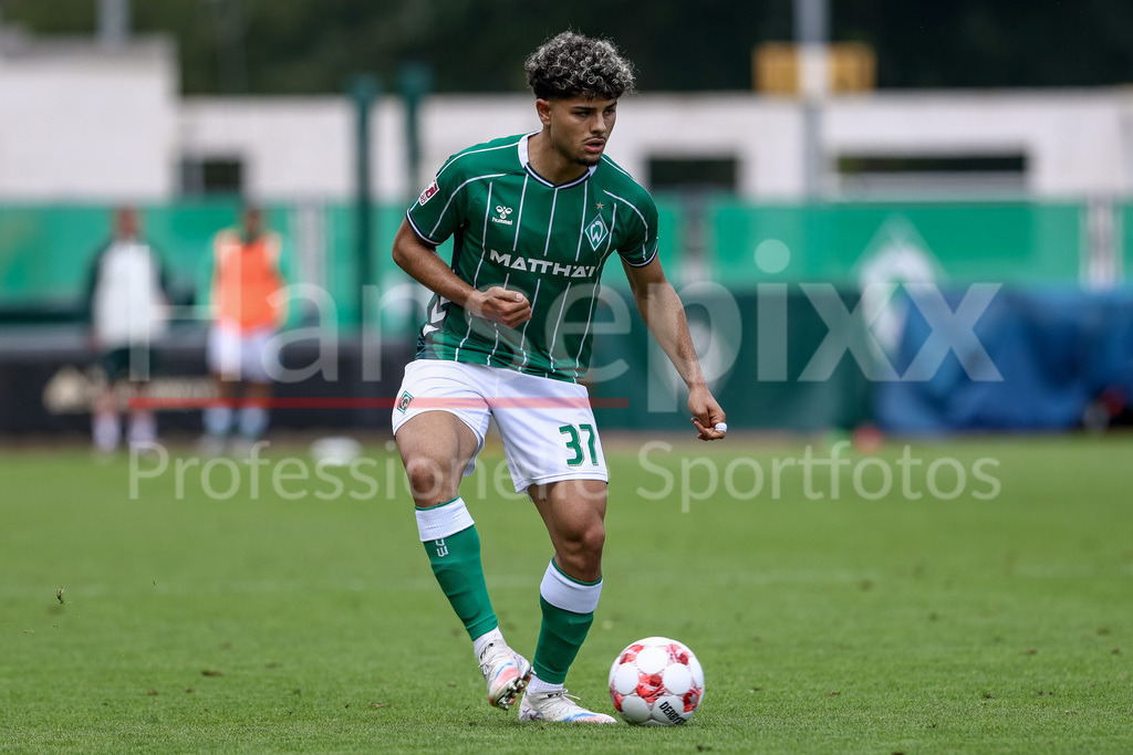 Fussball, Regionalliga Nord, SV Werder Bremen II - SC Weiche Flensburg | Benjamin Atiabou (SV Werder Bremen II, 37) am Ball, Freisteller, Einzelbild, Ganzkörper, Aktion, Action, Spielszene