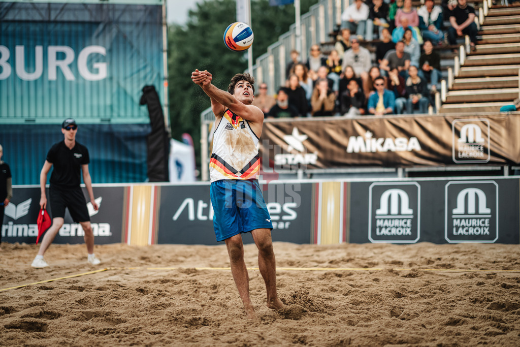 Beachvolleyball | Männer | Queen and King of the Court | Hamburg | 31.05.2024 | Lui Wüst nimmt den Ball an