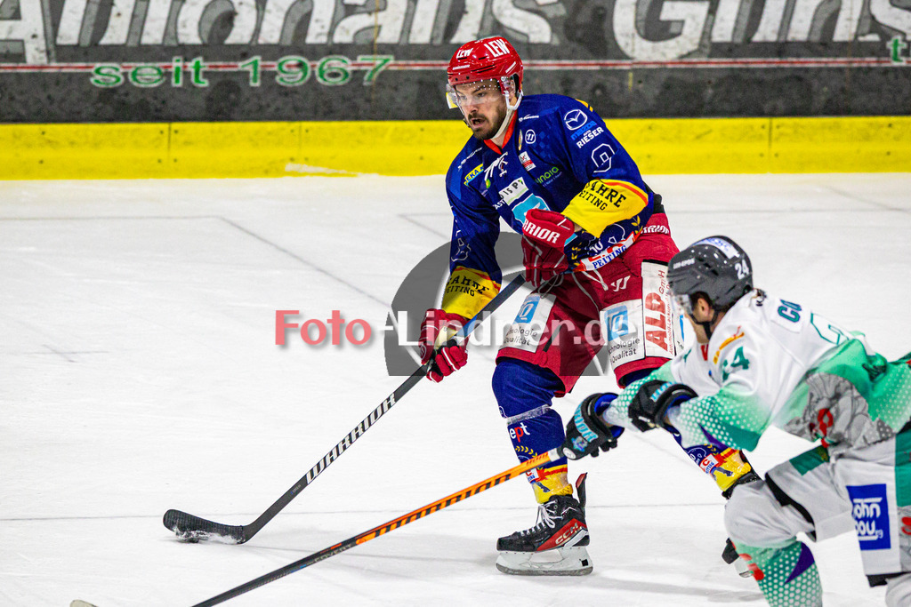 Achtelfinale Spiel 2 EC Peiting vs ESC Essen Moskitos | Eishockey Oberliga Süd Playoffs 2023/2024, Achtelfinale Spiel 2 EC Peiting vs ESC Essen Moskitos, 20240305,
Felix BRASSARD (ECP 8) in Aktion,
2024-03-05 in Peiting (Eisstadion)
8 Felix BRASSARD (ECP 8)
Copyright: WolfgangxLindner foto-lindner.de