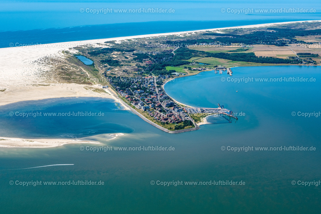 Amrum_Wittdün_ELS_0172130822 | WITTDüN AUF AMRUM 13.08.2022 Küstenbereich and der Südspitze der Nordsee - Insel Amrum mit der Wyker Dampfschiffs-Reederei Föhr-Amrum GmbH und Anlegestelle im Bundesland Schleswig-Holstein. Weiterführende Informationen bei: AmrumTouristik AöR. // Coastal area of southern tip of the North Sea island Amrum and pier in the state Schleswig-Holstein. Further information at: AmrumTouristik AoeR. Foto: Martin Elsen