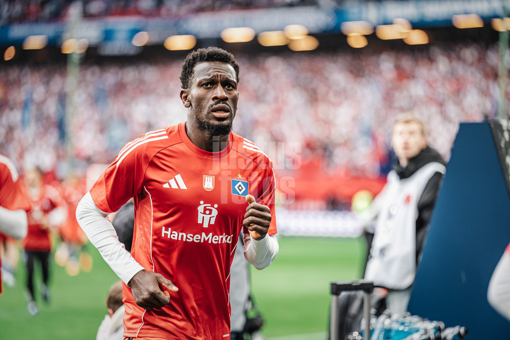 Fußball | Männer | Saison 2025/2026 | 1. Fußball-Bundesliga | 31. Spieltag | Hamburger SV vs. TSG Hoffenheim | 25.04.2026 | Bakery Jatta (#18, HSV) auf dem Weg in die Kabine