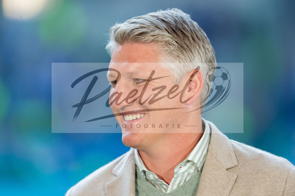 HSVSCF20220419_008 | Fussball, Herren: Bastian Schweinsteiger schaut beim DFB-Pokal-Halbfinalspiel zwischen Hamburger SV und SC Freiburg im Volksparkstadion am 19.04.2022 in Hamburg, Deutschland.DFB / DFL REGULATIONS PROHIBIT ANY USE OF PHOTOGRAPHS AS IMAGE SEQUENCES AND/OR QUASI-VIDEO. - Realisiert mit Pictrs.com