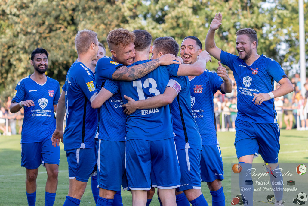 Hessenliga: Türk Gücü Friedberg - FC Eddersheim, 09.08.2024 | Niklas Kraus (Türk Gücü Friedberg #13) feiert sein Tor mit Toni Reljic (Türk Gücü Friedberg #44) & Kamil Yikilmaz (Türk Gücü Friedberg #7) & Maik Vetter (Türk Gücü Friedberg #18), Türk Gücü Friedberg - FC Eddersheim, Friedberg, Städtischer Sportplatz, 9.8.2024 - Realisiert mit Pictrs.com