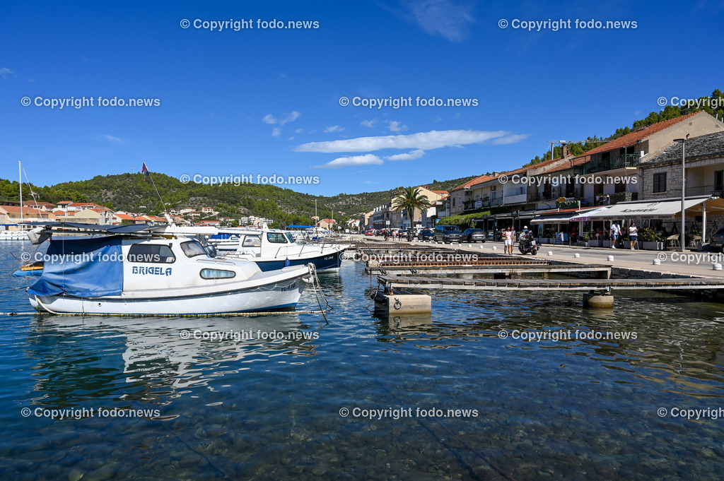 Kroatien_ Korcula_ Insel in Sueddalmatien_ Vela Luka_ 10.09.2024-42 | 10.09.2024, Kroatien, HRV, Korcula, Insel in Sueddalmatien, Vela Luka im Bild Hafen, Hafenansichten, Boot, Boote, Schiff, Schiffe, Gebauede, Adria, Meer, StadtansichtenVela Luka, woertlich Großer Hafen ist ein kroatischer Hafenort auf der Insel Korčula in der oestlichen Adria. Quelle: Wikipedia