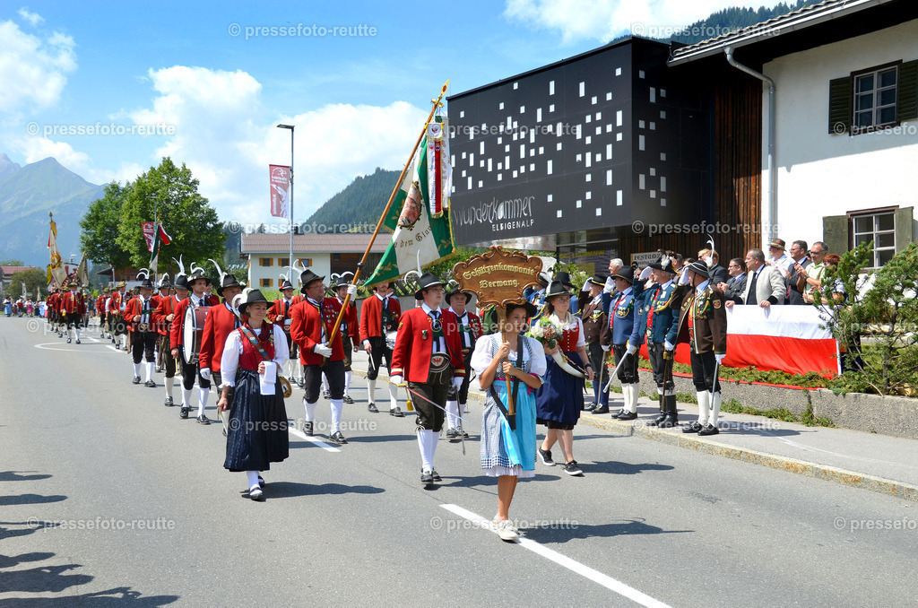 BERWANG-news-2022-Juli24-Bezirksschuetzenfest-Elbigenalp-D51-DSC_1145 | Info aus dem Bezirk Reutte/Ausserfern Tirol sowie eine umfangreiche Bilddatenbank über die gesamte Region: Lechtal, Talkessel Reutte, Tannheimertal, Zwischentoren. Lech, Plansee, Zugspitze, Grenztunnel, B179, Fernpassstraße, Verkehr, Lawinen, Tradition, - Realisiert mit Pictrs.com