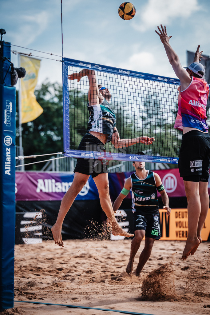 Beachvolleyball | Männer | Allianz German Beach Tour 2025 | Tourstop München | 12.07.2025 | Jannis Hopt beim Angriff