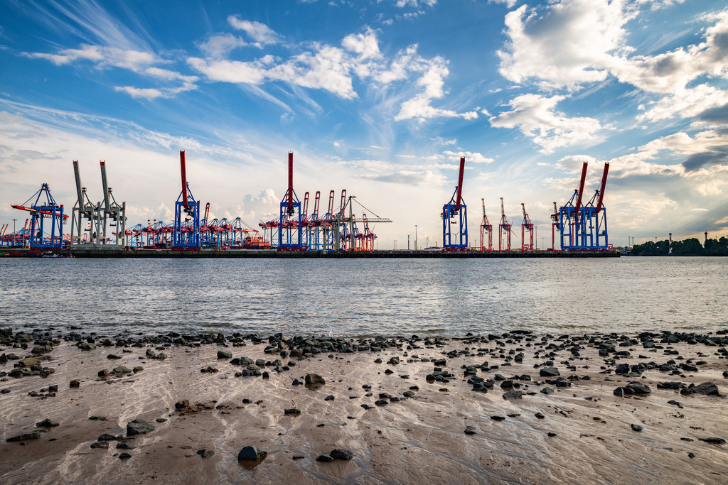 10241103 - Elbstrand und Burchardkai | Blick vom Elbstrand auf das Terminal Burchardkai.