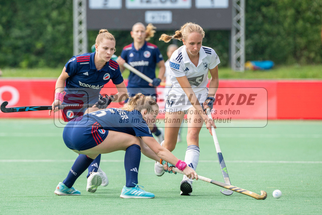 Final4_20240519-1249-0035 | Bonn, Deutschland, 19.05.2024: Paula Schroeder (Mannheimer HC), Lisa Nolte (Duesseldorfer HC) in Aktion waehrend des Spiels der Deutsche Feldhockey-Meisterschaften 2024 zwischen Final 4 Damen Finale Düsseldorfer HC - Mannheimer HC im Bonner THV am 19.05.2024 in Bonn, Deutschland. (Foto von Stephan Fehrmann)

Bonn, Germany, 19.05.2024: Paula Schroeder (Mannheimer HC), Lisa Nolte (Duesseldorfer HC) in action during the game of Deutsche Feldhockey-Meisterschaften 2024 between Final 4 Damen Finale Düsseldorfer HC - Mannheimer HC in Bonner THV at 19.05.2024 in Bonn, Deutschland. (Foto from Stephan Fehrmann)
