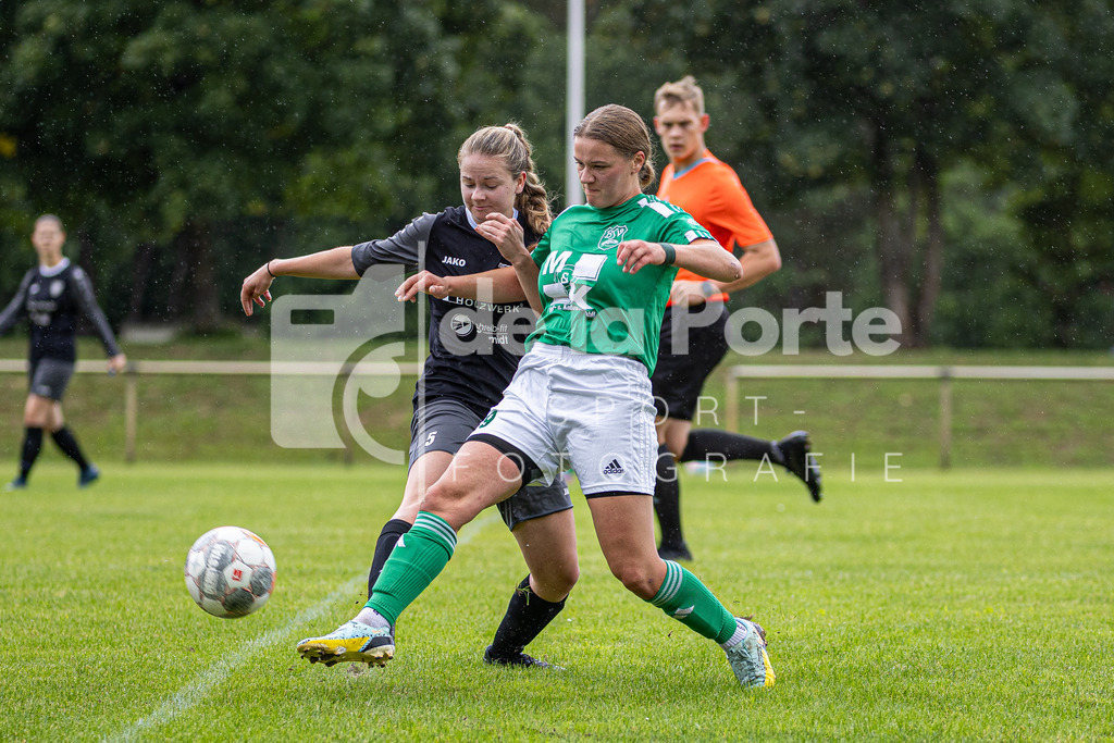 Union Bevensen Frauen - Kronshage_ Nora (im Zweikampf) vs Fortuna Celle BP 030825 dlP | immodelaporte-sportfotos - Realisiert mit Pictrs.com