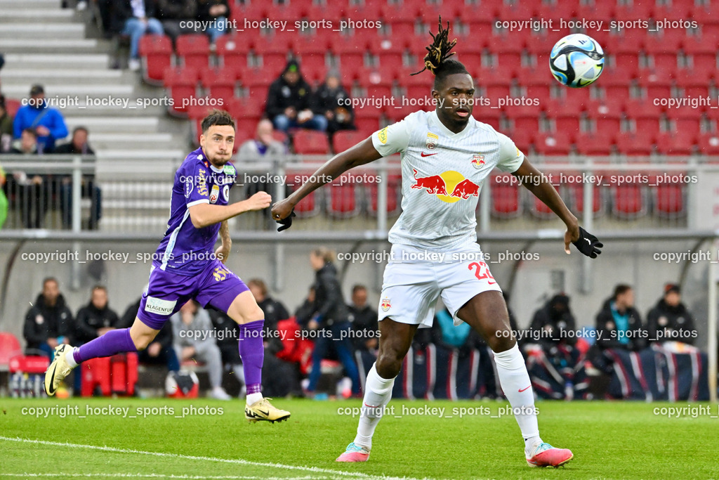 Austria Klagenfurt vs. FC Red Bull Salzburg | #10 Sinan Karweina Austria Klagenfurt, #22 Oumar Mickaël Solet Bomawoko FC Red Bull Salzburg, Austria Klagenfurt vs. FC Red Bull Salzburg, Austria Klagenfurt vs. FC Red Bull Salzburg am 24.04.2024 in Klagenfurt (Wörthersee Stadion ), Austria, (Photo by Bernd Stefan)