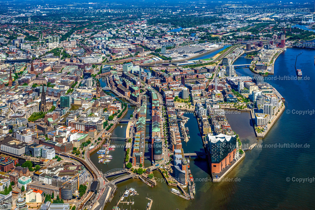 Hamburg_Speicherstadt_Hafencity_Baakenhafen_Elbphilharmonie_ELS_8461010725 | HAMBURG 16.06.2025 Gebäude, Straßen und Kanäle der Hafencity und Speicherstadt in Hamburg, Deutschland. // Buildings, streets and canals of the Hafencity and Speicherstadt in Hamburg, Germany. Foto: Martin Elsen
