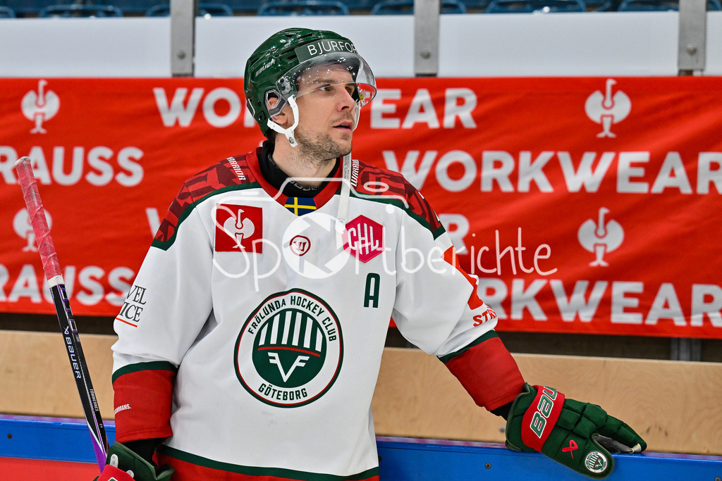 ERC Ingolstadt - Frölunda HC | INGOLSTADT, GERMANY - 02. DECEMBER: die Spieler der Schweden feiern den Auswärtssieg in Ingolstadt nach dem Match zwischen dem ERC Ingolstadt und Frölunda HC beim Hinspiel im Viertelfinale der Champions Hockey League in der Saturn Arena / Henrik TÖMMERNES (Frölunda Gothenburg 7)
