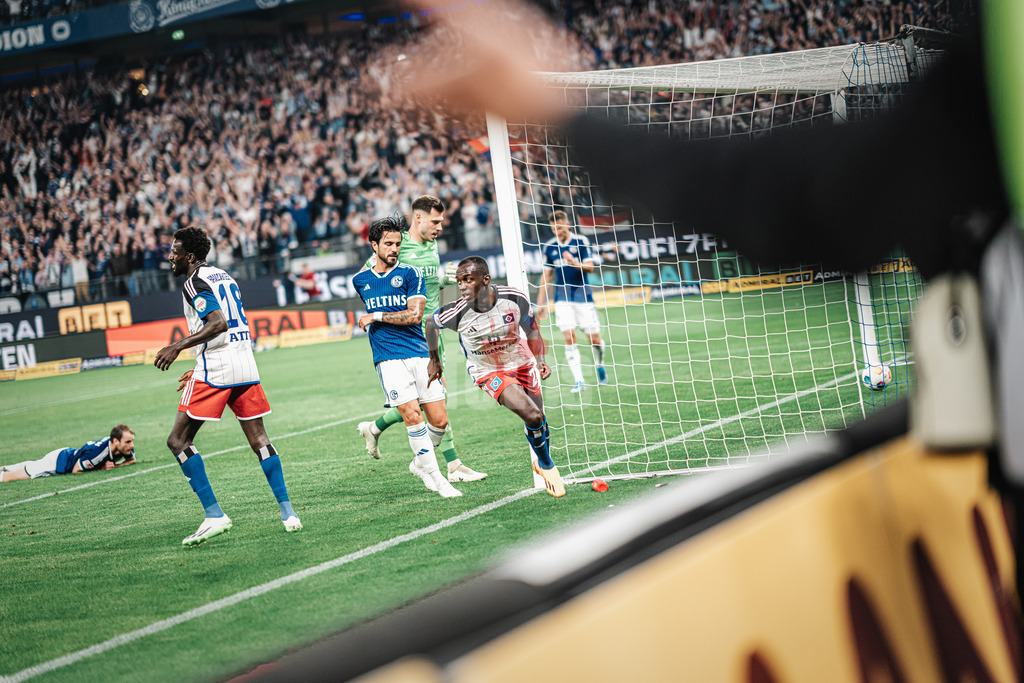 Fußball | Männer | Saison 2023/2024 | 2. Fußball-Bundesliga | 1. Spieltag | Hamburger SV vs. FC Schalke 04 | 28.07.2023 | Jean-Luc Dompe (#27, HSV) trifft zum 5:3 Endstand