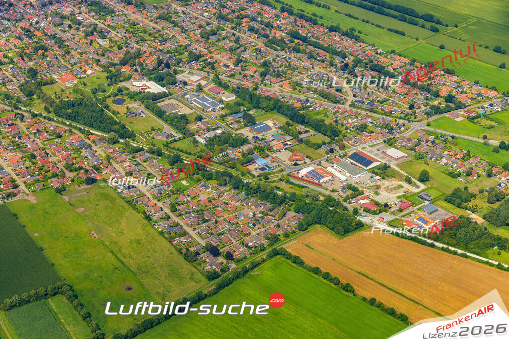 Luftbild der Stadt Bunde - Die Luftaufnahme wurde 2025 vom UL-Flugzeug heraus erstellt ( keine Drohne ) - Hochauflösende Luftaufnahme - für professionelle Ausdrucke geeignet. Die Geschenkidee !Hier alle&nbsp;Infos zur Lizenzierung der LuftaufnahmeWir fliegen auch dieses Jahr wieder in Ihre Region um Luftbilder zu erstellen.- Luftbild anfragen