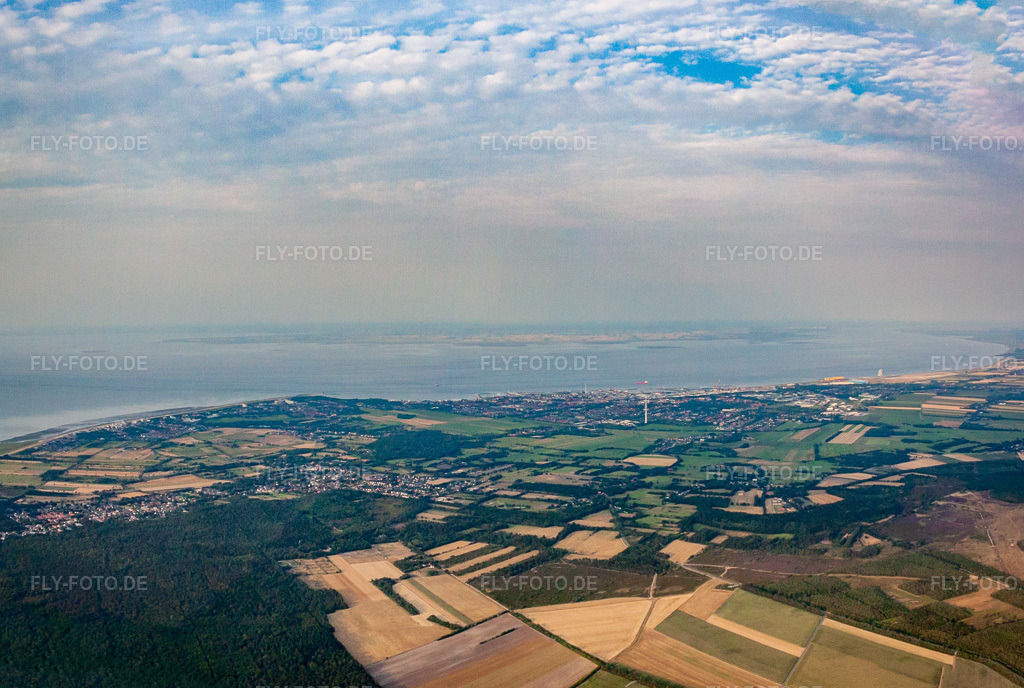 Luftbild: Ortsansicht von Westen im Ortsteil Süder- und Westerwisch in Cuxhaven im Bundesland Niedersachsen in Deutschland. Foto: IMG_70423-Pano.jpg vom 06.08.2014 durch Werner Riehm/FLY-FOTO.de – Auflösung des Originals: 4344 x 2919 px