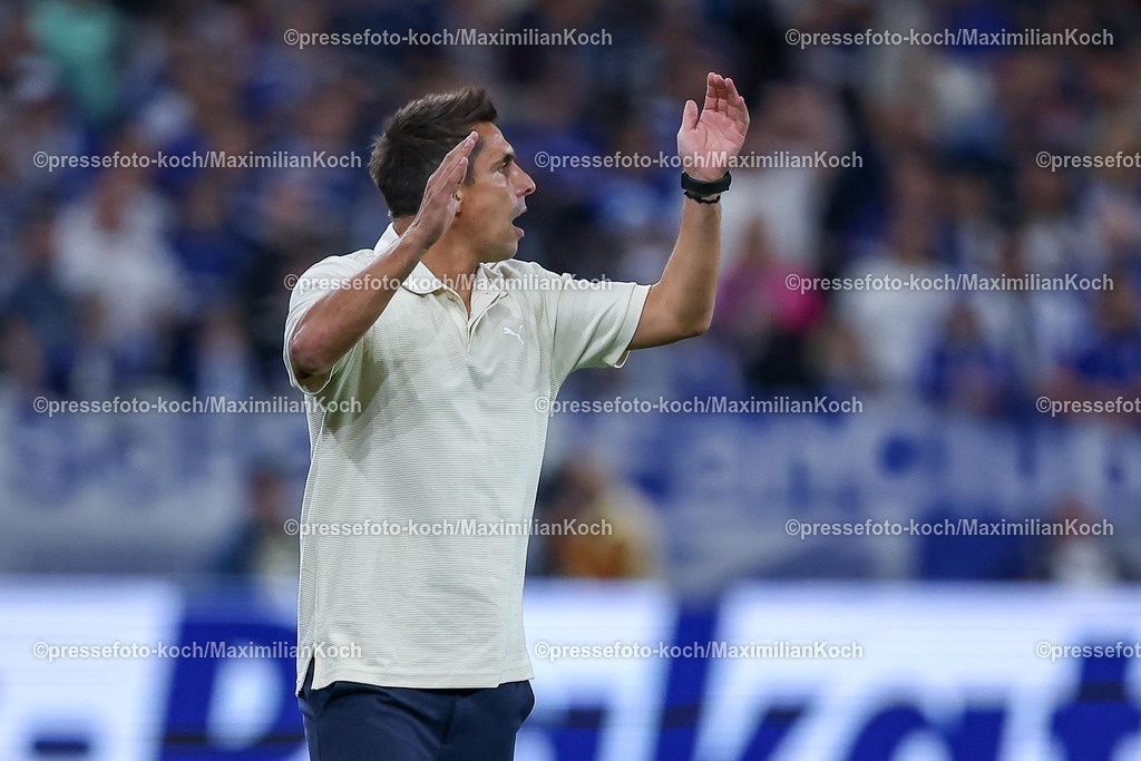 S0413092501066 | 13.09.2025, Fußball, FC Schalke 04 - Holstein Kiel, 5.Spieltag, 2. Fußball Bundesliga, Veltins-Arena Gelsenkirchen, Saison 2025 2026: Cheftrainer Marcel Rapp (Holstein Kiel)  gestikulierend am Spielfeldrand DFB regulations prohibit any use of photographs as image sequences and or quasi-video.
