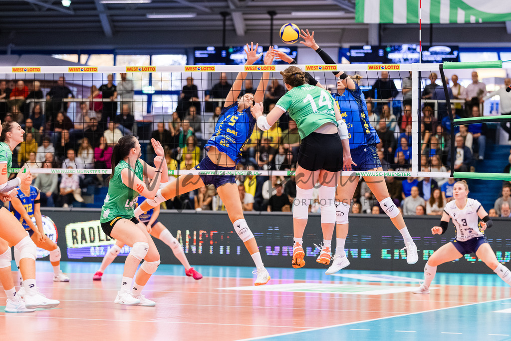 Volleyball, 1. Bundesliga Frauen, Hauptrunde, 1. Spieltag, Saison 2025/2026: USC Münster - SSC Palmberg Schwerin | 1. Bundesliga Frauen, Hauptrunde, 1. Spieltag, Saison 2025/2026, USC Münster empfängt SSC Palmberg Schwerin in der Sporthalle Berg Fidel in Münster. Foto: sportfotografie.ms | Markus Paletta - Realisiert mit Pictrs.com