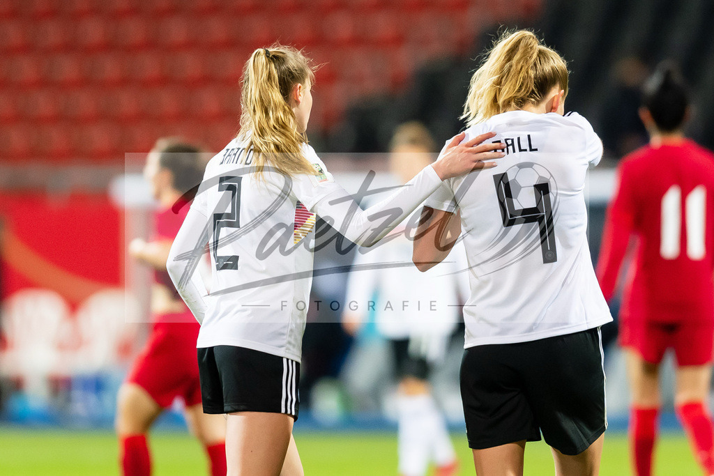 GERTUR20211126_066 | Fussball, Frauen:  Spielerinnen von Deutschland Schlussjubel, jubelt nach dem 8:0 Sieg bei dem Spiel der WM-Qualifikation zwischen Deutschland und Tuerkei im Eintracht-Stadion am 26.11.2021 in Braunschweig, Deutschland. - Realisiert mit Pictrs.com