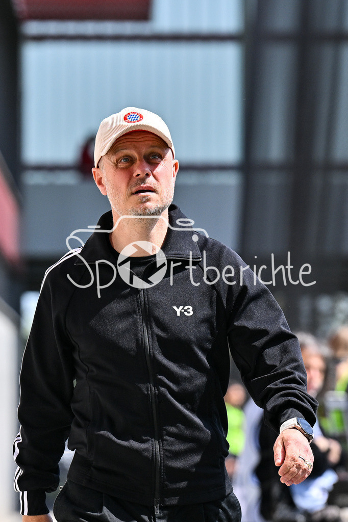 FC Bayern München - SC Freiburg | im Bild Alexander STRAUS Trainer FC Bayern Muenchen Frauen / Einzelfoto / Freisteller / Frauen Bundesliga: FC Bayern Muenchen - SC Freiburg, FC Bayern Campus am 27.04.2025