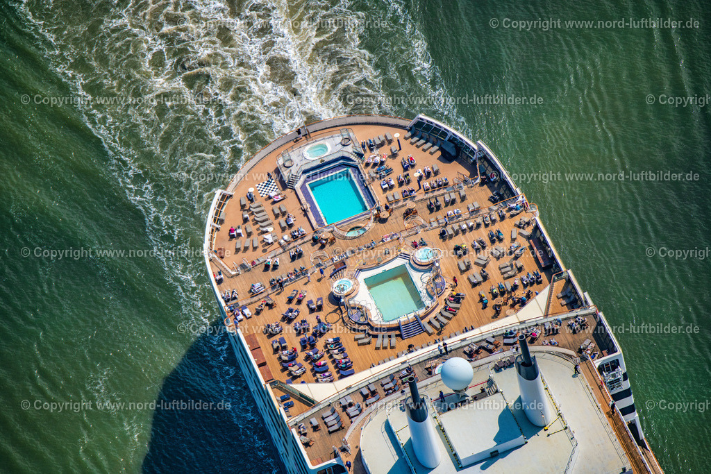 Queen_Mary_2_Kreuzfahrtschiff_ELS_9140150622 | BALJE 15.06.2022 Passagierschiff und Luxusliner- Schiff Queen Mary 2 in voller Fahrt auf der Elbe in Höhe Balje Landkreis Stade. // Passenger ship and luxury liner ship Queen Mary 2 at full speed on the Elbe near Balje in the district of Stade. Foto: Martin Elsen