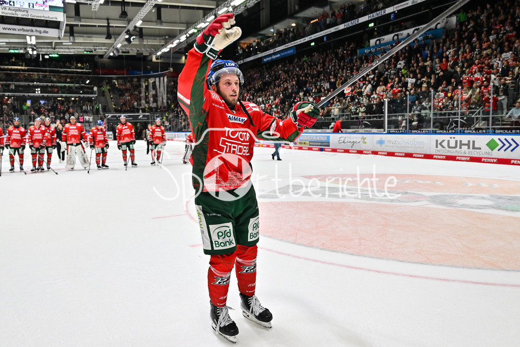 Augsburger Panther - Kölner Haie | Glückliche Augsburger Panther feiern den Heimsieg gegen Köln mit den heimischen Fans / DEL: Augsburger Panther - Kölner Haie; Curt Frenzel Stadion am 26.09.2025 / Riley DAMIANI (Augsburger Panther #19)