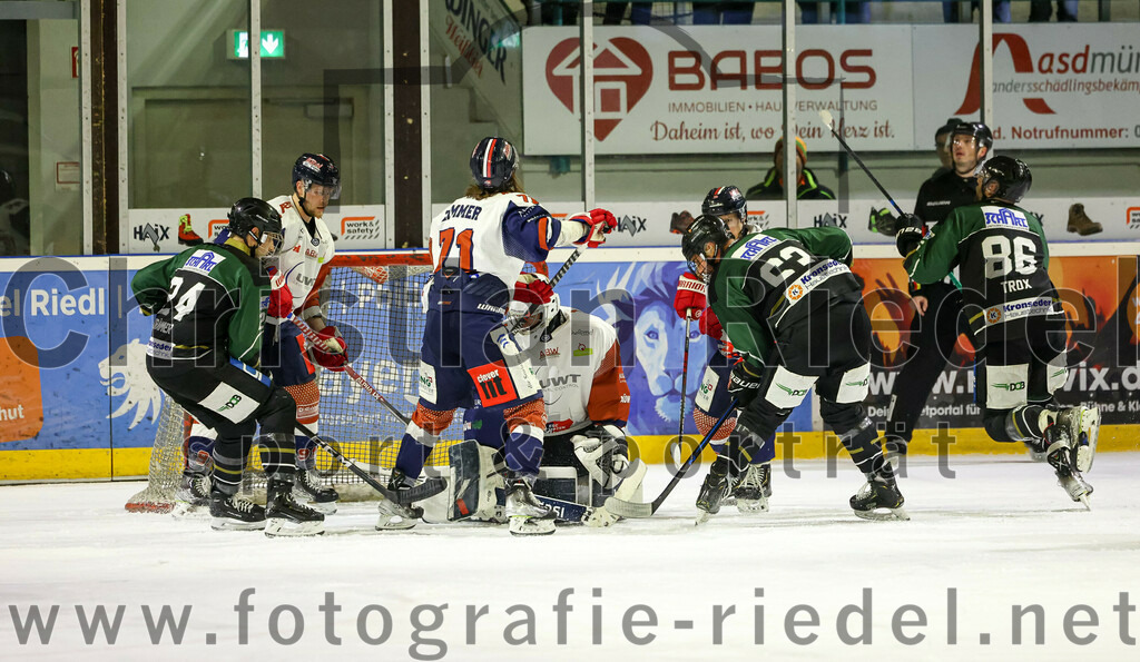 2023-03-07_076_TSV_Erding_gegen_ESC_Kempten | Erding, Deutschland, 07.03.2023:
Eishockey, Bayernliga Playoffs 2022 / 2023, Viertelfinale, TSV Erding gegen ESC Kempten, Endergebnis: 9:3

Lukas Krämmer (Erding Gladiators, #24), Mauro Seider (ESC Kempten, #91), Torwart David Blaschta (ESC Kempten, #1), Michael Franz (Erding Gladiators, #62), Michael Trox (Erding Gladiators, #86)

Foto: Christian Riedel / fotografie-riedel.net