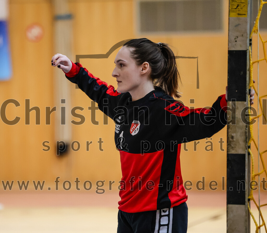2024-03-23_040_SpVgg_Altenerding_II_gegen_ETSV_09_Landshut | Erding, Deutschland, 23.03.2024:
Handball, Bezirksliga Frauen Altbayern 2023 / 2024, 19. Spieltag, SpVgg Altenerding II gegen ETSV 09 Landshut, Endergebnis: 22:18

Torfrau Jennifer Jach (ETSV 09 Landshut, #1)

Foto: Christian Riedel / fotografie-riedel.net