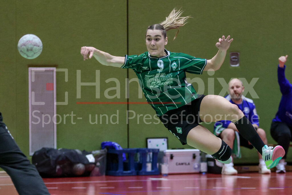 Handball, 2. Bundesliga Frauen, SV Werder Bremen - Bergischer HC | Luca Schumacher (SV Werder Bremen, 9) beim Wurf, am Ball, Spielszene, Aktion, Action