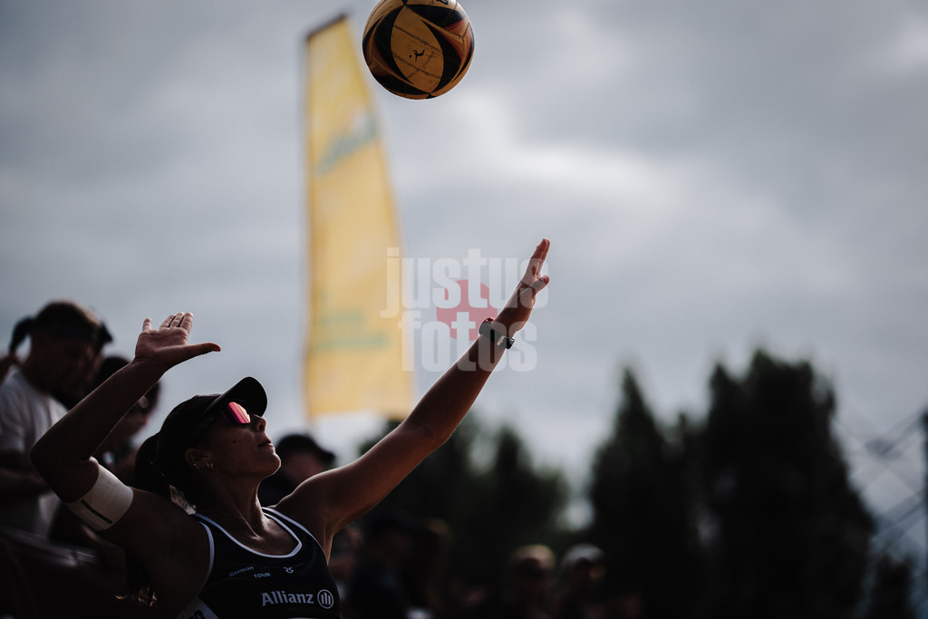 Beachvolleyball | Frauen | Allianz German Beach Tour 2025 | Tourstop Berlin | 22.08.2025 | Aufschlag von Leonie Klinke