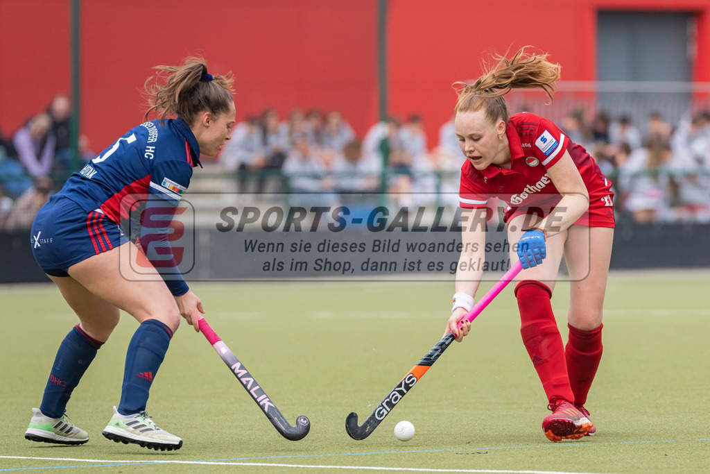 HK_20230416_106983 | 1. Bundesliga Damen Düsseldorfer HC - Rot-Weiss Köln am 16.4.2023 DHC Düsseldorf, Düsseldorf , Pia Lhotak ( Düsseldorfer HC #5 ) , Antonia Lonnes ( Rot-Weiss Köln #22 )