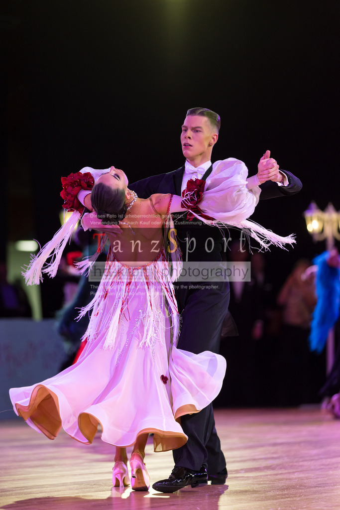 20241215_WDSF_Int_Open_Std-Riga-9191 | Tanzsportbilder, Standardtanz, Lateintanz, WDSF, DTV, LTVB, dancecomp, goc, hessen tanzt, blaues band der spree, walzer, tango, wiener walzer, slowfox, quickstepp, samba, rumba, cha-cha-cha, paso doble. jive, hd-kroft photography, turniertanzsport