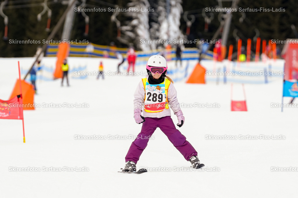 SRF_02.01.2026_0423 | Skirennfotos,Serfaus,Fiss,Ladis,Kinderskirennen,Winter,Tirol,Oberland,skirace,SFL,feelfree,weil wir's genießen,ski,Ski,skifahren,Sonnenplateau, - Realisiert mit Pictrs.com