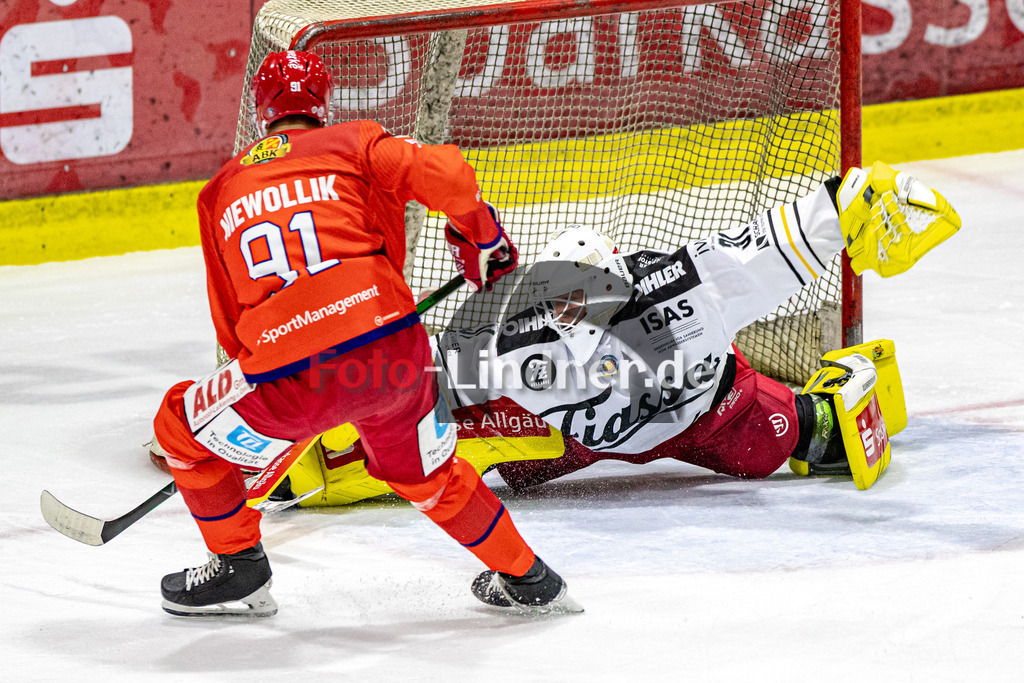 EC Peiting vs EV Füssen | Eishockey Oberliga Süd 2023/2024, EC Peiting vs EV Füssen,
Torchance Marco NIEWOLLIK (ECP 91),
2023-10-29 in Peiting (Eisstadion)
91 Marco NIEWOLLIK (ECP 91), 31 Rihards BABULIS (EVF Goali 31)
Copyright: WolfgangxLindner sportworld